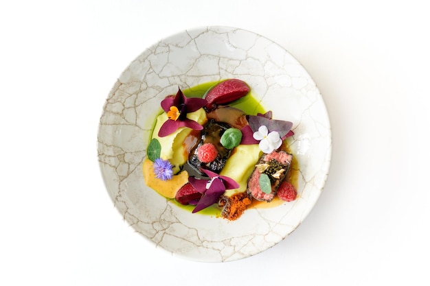 Farfurie gourmet cu ingrediente colorate